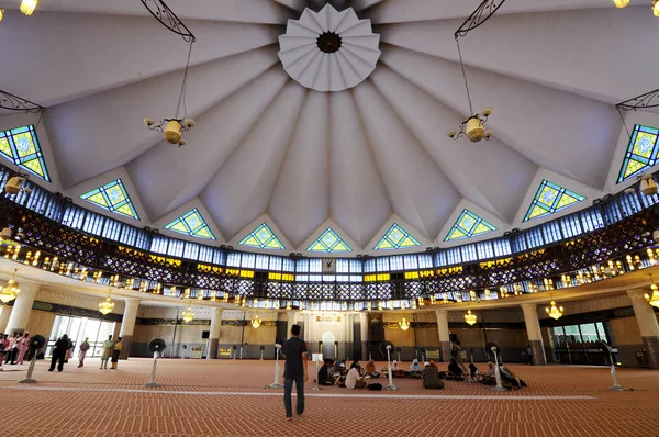 Kuala Lumpur, Malezya 05 Ocak 2015: National Mosque Mescid Negara ve Malezya iç. Kuala Lumpur, Malezya içinde bulunan Camii. 1965 yılında inşa edilmiş ve 15.000 kişi kapasiteli. 