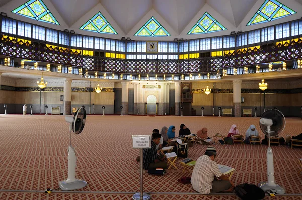 Kuala Lumpur, Malezya 05 Ocak 2015: National Mosque Mescid Negara ve Malezya iç. Kuala Lumpur, Malezya içinde bulunan Camii. 1965 yılında inşa edilmiş ve 15.000 kişi kapasiteli. 