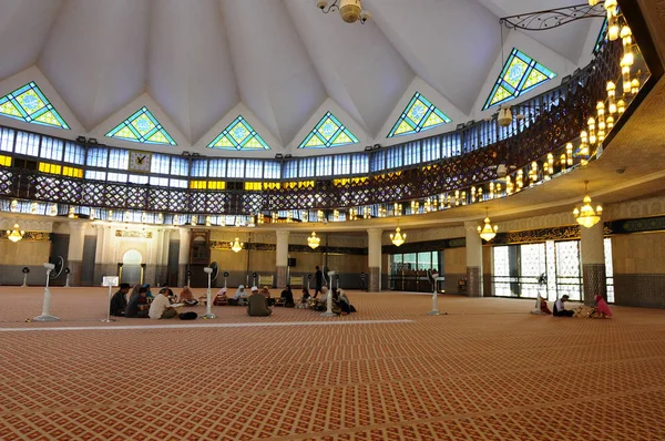 Kuala Lumpur, Malezya 05 Ocak 2015: National Mosque Mescid Negara ve Malezya iç. Kuala Lumpur, Malezya içinde bulunan Camii. 1965 yılında inşa edilmiş ve 15.000 kişi kapasiteli. 