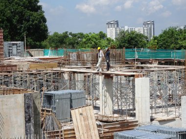 Kuala Lumpur, Malezya-July14, 2017: çelik takviye bar inşaat sahasında imalatı inşaat işçileri. Takviye çubuğu birlikte küçük kablo kullanarak berabere bitti.  
