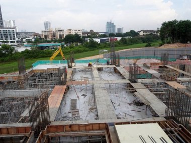 Kuala Lumpur, Malezya-July14, 2017: çelik takviye bar inşaat sahasında imalatı inşaat işçileri. Takviye çubuğu birlikte küçük kablo kullanarak berabere bitti.  