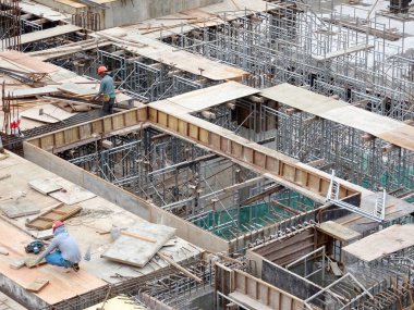 Kuala Lumpur, Malezya-July14, 2017: çelik takviye bar inşaat sahasında imalatı inşaat işçileri. Takviye çubuğu birlikte küçük kablo kullanarak berabere bitti.  