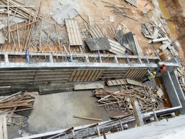 Kuala Lumpur, Malezya-July14, 2017: çelik takviye bar inşaat sahasında imalatı inşaat işçileri. Takviye çubuğu birlikte küçük kablo kullanarak berabere bitti.  