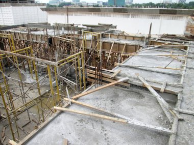 Kuala Lumpur, Malezya-July14, 2017: çelik takviye bar inşaat sahasında imalatı inşaat işçileri. Takviye çubuğu birlikte küçük kablo kullanarak berabere bitti.  