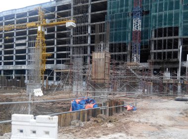 Kuala Lumpur, Malezya-July14, 2017: çelik takviye bar inşaat sahasında imalatı inşaat işçileri. Takviye çubuğu birlikte küçük kablo kullanarak berabere bitti.  