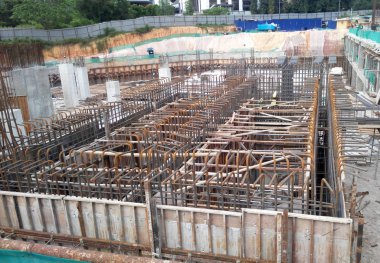 Kuala Lumpur, Malezya-July14, 2017: çelik takviye bar inşaat sahasında imalatı inşaat işçileri. Takviye çubuğu birlikte küçük kablo kullanarak berabere bitti.  