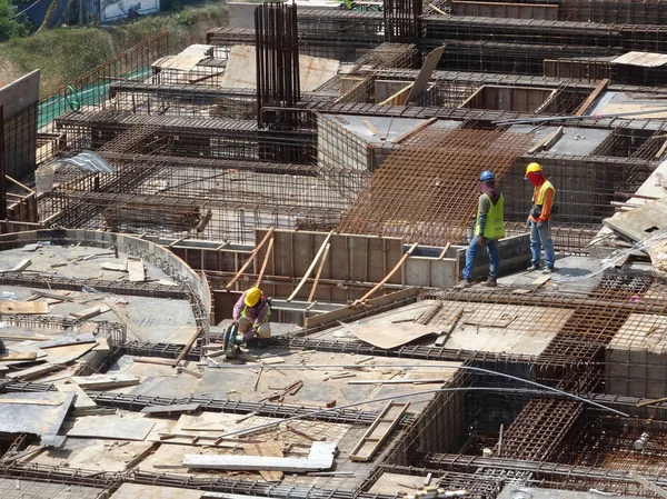 Kuala Lumpur, Malezya-July14, 2017: çelik takviye bar inşaat sahasında imalatı inşaat işçileri. Takviye çubuğu birlikte küçük kablo kullanarak berabere bitti.  