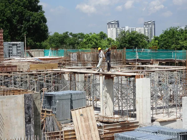 Kuala Lumpur, Malezya-July14, 2017: çelik takviye bar inşaat sahasında imalatı inşaat işçileri. Takviye çubuğu birlikte küçük kablo kullanarak berabere bitti.  