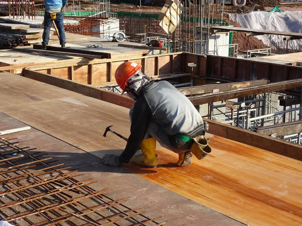 Kuala Lumpur, Malezya-July14, 2017: çelik takviye bar inşaat sahasında imalatı inşaat işçileri. Takviye çubuğu birlikte küçük kablo kullanarak berabere bitti.  