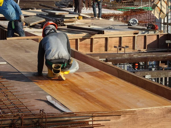 Kuala Lumpur, Malezya-July14, 2017: çelik takviye bar inşaat sahasında imalatı inşaat işçileri. Takviye çubuğu birlikte küçük kablo kullanarak berabere bitti.  