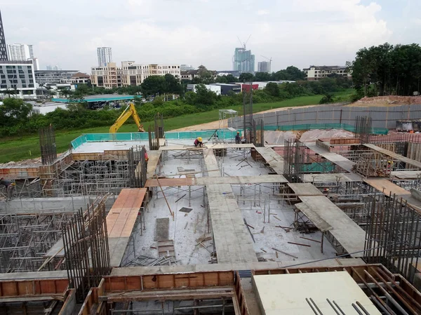 Kuala Lumpur, Malezya-July14, 2017: çelik takviye bar inşaat sahasında imalatı inşaat işçileri. Takviye çubuğu birlikte küçük kablo kullanarak berabere bitti.  
