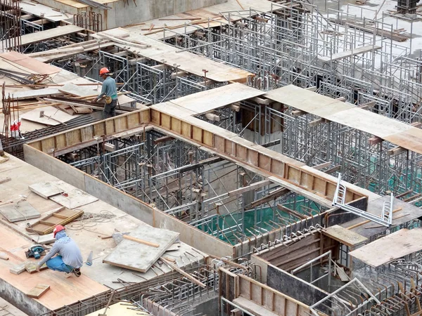 Kuala Lumpur, Malezya-July14, 2017: çelik takviye bar inşaat sahasında imalatı inşaat işçileri. Takviye çubuğu birlikte küçük kablo kullanarak berabere bitti.  