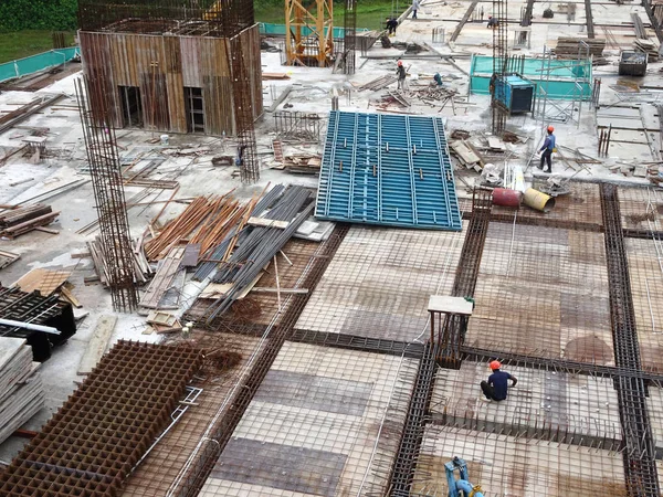 Kuala Lumpur, Malezya-July14, 2017: çelik takviye bar inşaat sahasında imalatı inşaat işçileri. Takviye çubuğu birlikte küçük kablo kullanarak berabere bitti.  