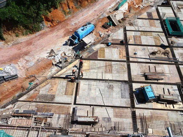 Kuala Lumpur, Malezya-July14, 2017: çelik takviye bar inşaat sahasında imalatı inşaat işçileri. Takviye çubuğu birlikte küçük kablo kullanarak berabere bitti.  