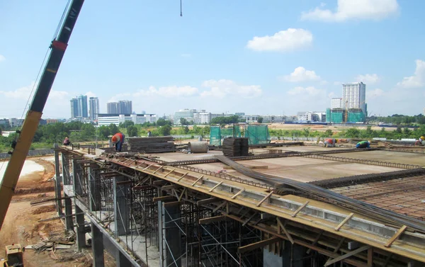 Kuala Lumpur, Malezya-July14, 2017: çelik takviye bar inşaat sahasında imalatı inşaat işçileri. Takviye çubuğu birlikte küçük kablo kullanarak berabere bitti.  