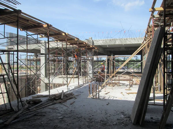 吉隆坡 马来西亚 July14 2017 建筑工人在施工现场制造钢筋钢筋 钢筋用细小的电线连接在一起 — 图库照片