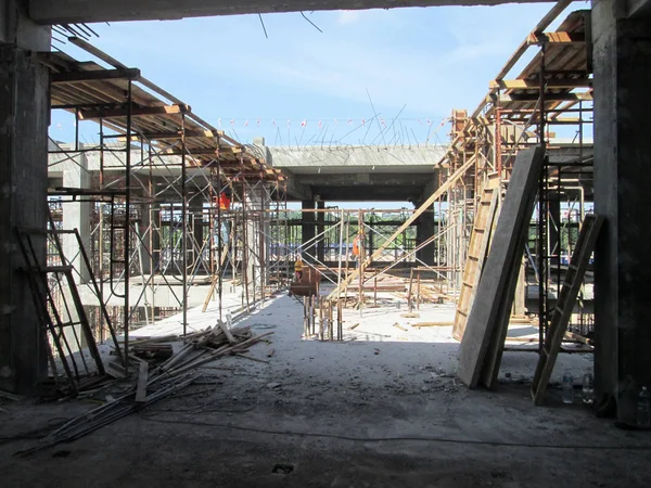 Kuala Lumpur, Malezya-July14, 2017: çelik takviye bar inşaat sahasında imalatı inşaat işçileri. Takviye çubuğu birlikte küçük kablo kullanarak berabere bitti.  