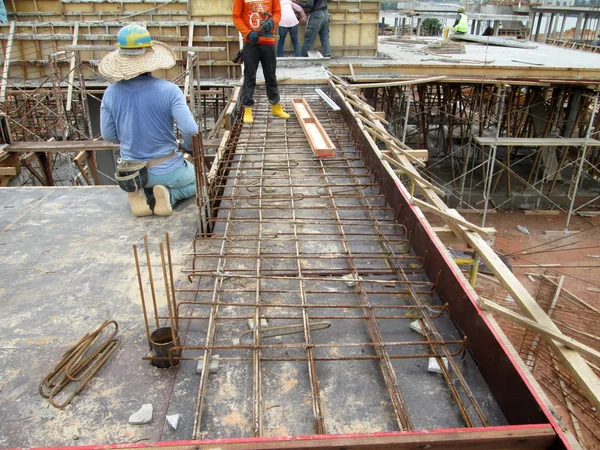 Kuala Lumpur, Malezya-July14, 2017: çelik takviye bar inşaat sahasında imalatı inşaat işçileri. Takviye çubuğu birlikte küçük kablo kullanarak berabere bitti.  