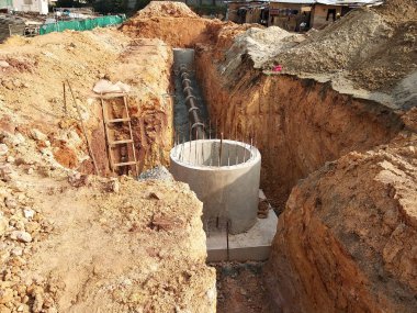 Kuala Lumpur, Malezya-4 Haziran 2018: Kanalizasyon kuyu ve boru hattı yapım aşamasında inşaat sahasında. Kazılan derin siperlerin içinde bulunan borular. 