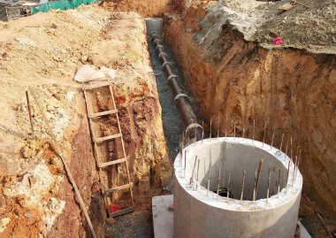Kuala Lumpur, Malezya-4 Haziran 2018: Kanalizasyon kuyu ve boru hattı yapım aşamasında inşaat sahasında. Kazılan derin siperlerin içinde bulunan borular. 