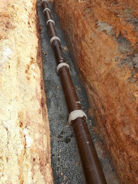 Kuala Lumpur, Malezya-4 Haziran 2018: Kanalizasyon kuyu ve boru hattı yapım aşamasında inşaat sahasında. Kazılan derin siperlerin içinde bulunan borular. 