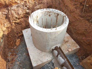 Kuala Lumpur, Malezya-4 Haziran 2018: Kanalizasyon kuyu ve boru hattı yapım aşamasında inşaat sahasında. Kazılan derin siperlerin içinde bulunan borular. 