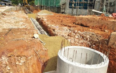 Kuala Lumpur, Malezya-4 Haziran 2018: Kanalizasyon kuyu ve boru hattı yapım aşamasında inşaat sahasında. Kazılan derin siperlerin içinde bulunan borular. 