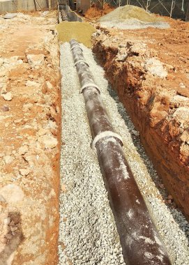 Kuala Lumpur, Malezya-4 Haziran 2018: Kanalizasyon kuyu ve boru hattı yapım aşamasında inşaat sahasında. Kazılan derin siperlerin içinde bulunan borular. 