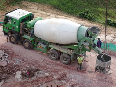 Kuala Lumpur, Malezya-06 Haziran 2016: ıslak beton inşaat sahasında Vinç kovası içine dökme beton mikser kamyon. 