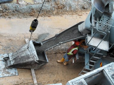 Kuala Lumpur, Malezya-06 Haziran 2016: ıslak beton inşaat sahasında Vinç kovası içine dökme beton mikser kamyon. 