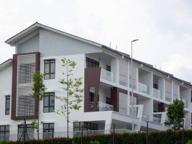 Kuala Lumpur, Malezya-18 Şubat 2018: Çift Kişilik hikaye lüks teras ev içinde Malaysia. Sadece bitmiş ve hareketsiz değil işgal. Modern ve çağdaş tarzı ile mimar tarafından tasarlanan