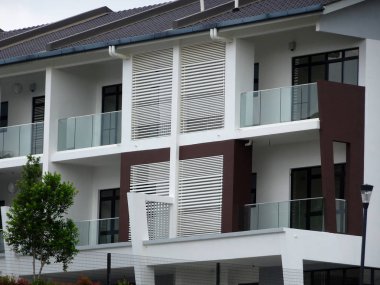 Kuala Lumpur, Malezya-18 Şubat 2018: Çift Kişilik hikaye lüks teras ev içinde Malaysia. Sadece bitmiş ve hareketsiz değil işgal. Modern ve çağdaş tarzı ile mimar tarafından tasarlanan