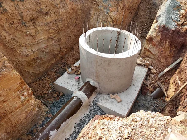 Kuala Lumpur, Malezya-4 Haziran 2018: Kanalizasyon kuyu ve boru hattı yapım aşamasında inşaat sahasında. Kazılan derin siperlerin içinde bulunan borular. 