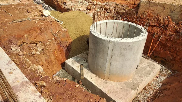 Kuala Lumpur, Malezya-4 Haziran 2018: Kanalizasyon kuyu ve boru hattı yapım aşamasında inşaat sahasında. Kazılan derin siperlerin içinde bulunan borular. 