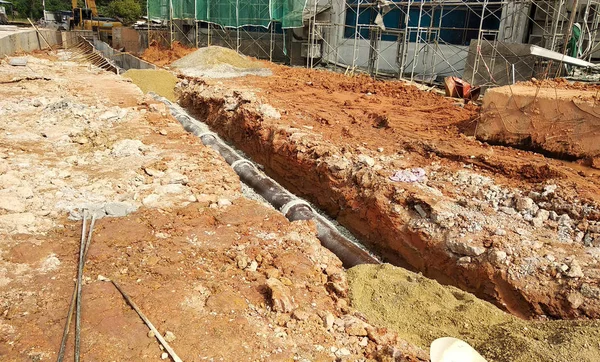 Kuala Lumpur, Malezya-4 Haziran 2018: Kanalizasyon kuyu ve boru hattı yapım aşamasında inşaat sahasında. Kazılan derin siperlerin içinde bulunan borular. 