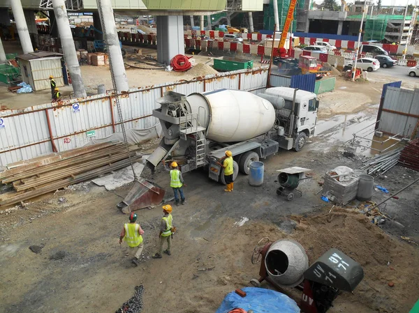 Kuala Lumpur Malezja Czerwca 2016 Betoniarka Ciężarówka Wylewanie Betonu Mokro — Zdjęcie stockowe