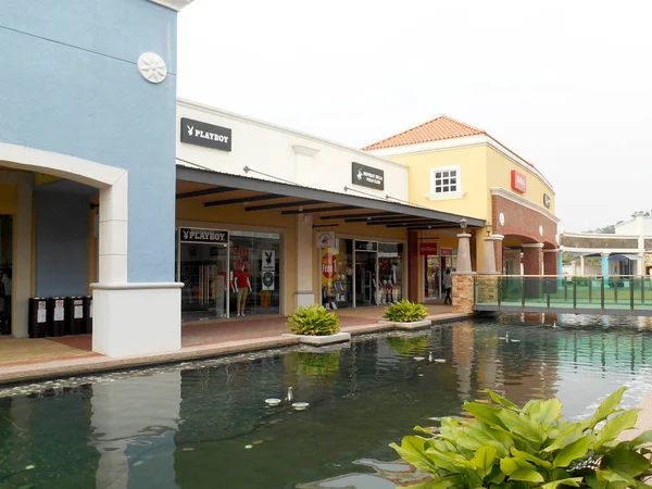 Kuala Lumpur, Malezya - 04 Şubat 2017: Çift Kişilik hikaye Teras salonu çok cephe ticari alanda. Güzel tasarım ile alıcı ve müşteri çekmek için tasarlanmış salonu çok cephe.  