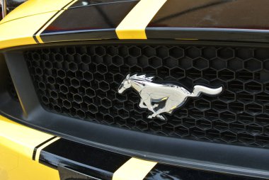 Kuala Lumpur, Malezya-11 Kasım 2017: Mustang araba amblemi ve marka logosu. Modern ve yüksek teknoloji araba bir Amerikalı ünlü otomobil üretimi tarafından inşa.   