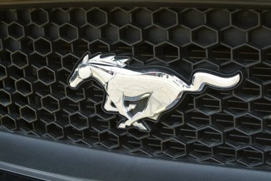 Kuala Lumpur, Malezya-11 Kasım 2017: Mustang araba amblemi ve marka logosu. Modern ve yüksek teknoloji araba bir Amerikalı ünlü otomobil üretimi tarafından inşa.   