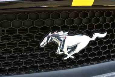 Kuala Lumpur, Malezya-11 Kasım 2017: Mustang araba amblemi ve marka logosu. Modern ve yüksek teknoloji araba bir Amerikalı ünlü otomobil üretimi tarafından inşa.   