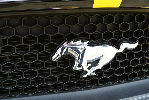 Kuala Lumpur, Malezya-11 Kasım 2017: Mustang araba amblemi ve marka logosu. Modern ve yüksek teknoloji araba bir Amerikalı ünlü otomobil üretimi tarafından inşa.   