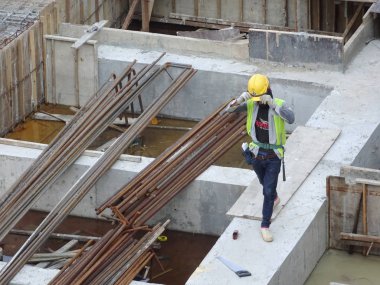 Kuala Lumpur, Malezya-10 Ağustos 2017: inşaat işçileri günlük rutin yapıyor inşaat sahasında. Bir kaza önlemek için uygun güvenlik dişli giyiyor. 