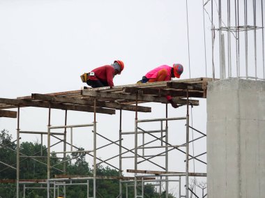 Kuala Lumpur, Malezya-10 Ağustos 2017: inşaat işçileri günlük rutin yapıyor inşaat sahasında. Bir kaza önlemek için uygun güvenlik dişli giyiyor. 