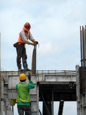 Kuala Lumpur, Malezya-10 Ağustos 2017: inşaat işçileri günlük rutin yapıyor inşaat sahasında. Bir kaza önlemek için uygun güvenlik dişli giyiyor. 