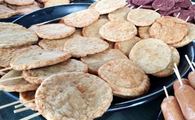 Sosis ve diğer işlenmiş gıdalar şiş ile Paketli ve masada servis. İçinde belgili tanımlık çarşı sokak hawkers tarafından satmak. 
