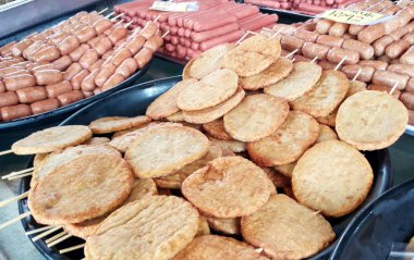 Sosis ve diğer işlenmiş gıdalar şiş ile Paketli ve masada servis. İçinde belgili tanımlık çarşı sokak hawkers tarafından satmak. 