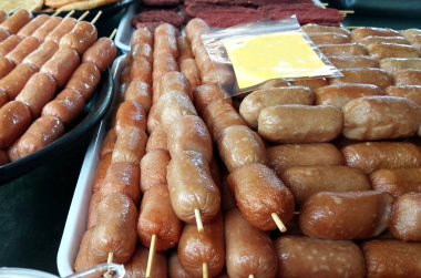 Sosis ve diğer işlenmiş gıdalar şiş ile Paketli ve masada servis. İçinde belgili tanımlık çarşı sokak hawkers tarafından satmak. 