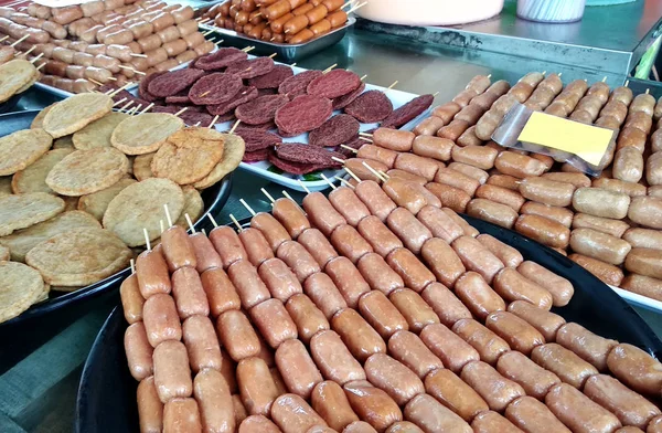 Sosis ve diğer işlenmiş gıdalar şiş ile Paketli ve masada servis. İçinde belgili tanımlık çarşı sokak hawkers tarafından satmak. 
