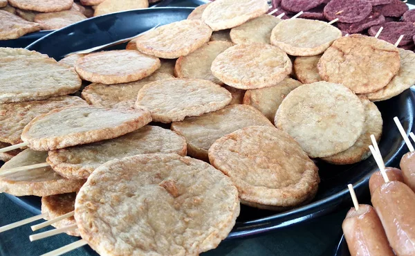 Sosis ve diğer işlenmiş gıdalar şiş ile Paketli ve masada servis. İçinde belgili tanımlık çarşı sokak hawkers tarafından satmak. 