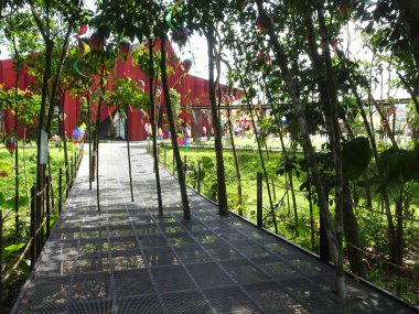 Kuala Lumpur, Malezya-19 Haziran 2018: yaya yolu yapılmış asılı galvanizli demir kafes ve hafif çelik tarafından desteklenen. Bitkinin sürgünler ve tasarımı inşa yüksek ışık penetrasyon sağlar.